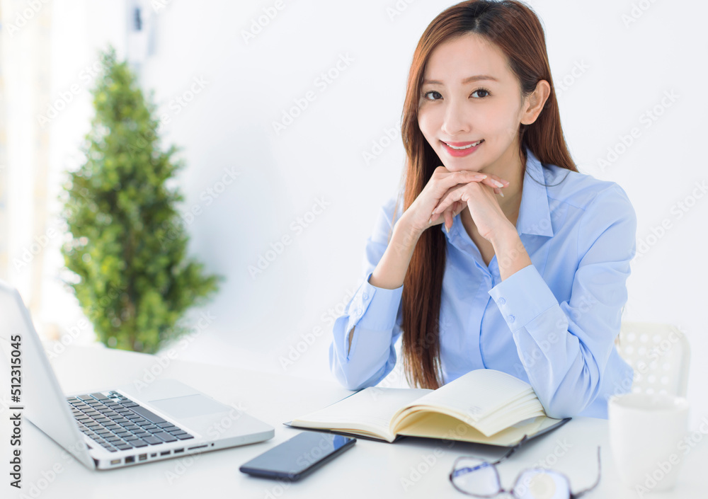 Beautiful Asian young business woman working in the office Beautiful Asian young business woman working in the office