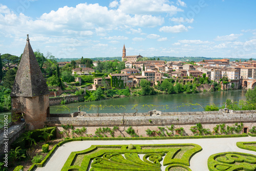 Foto View of the Tarn River and a garden in the Toulouse-Lautrec museum in Albi in France