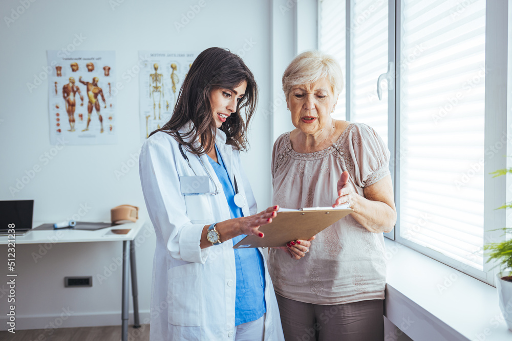 Ταπετσαρία Charming female doctor giving advice to a senior female patient