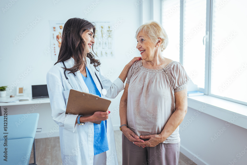 Φωτογραφία Happy senior woman visiting doctor and listening to her advice during appointment