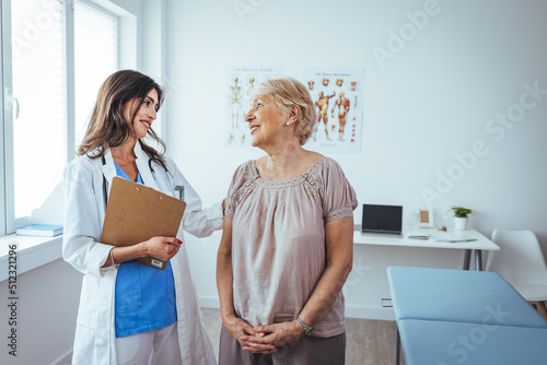 Internist and patient during medical consultation in the doctor's office. Doctor working in the office and listening to the patient, she is explaining her symptoms, healtcare and assistance concept © Dragana Gordic