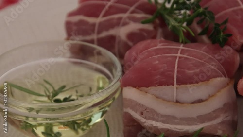 paupiettes de porc cru à l'huile et aux romarin dans une assiette  photo