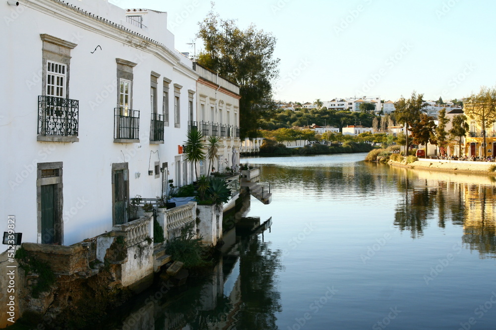 Vue sur la petite ville portugaise de Tavira, en Algarve, en bordure de la rivière Gilao