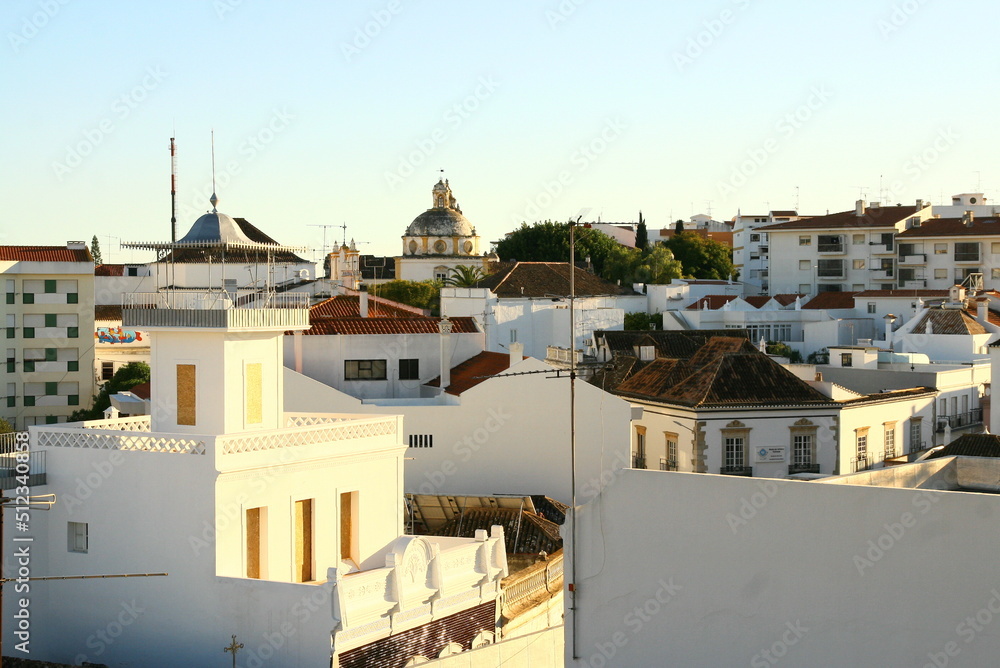 Vue sur les toits de la petite ville portugaise Tavira, en Algarve