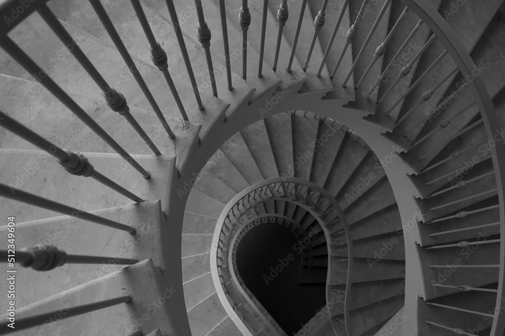 Fototapeta premium Belle scale a chiocciola di un moderno edificio di lusso, geometria a chiocciola.
