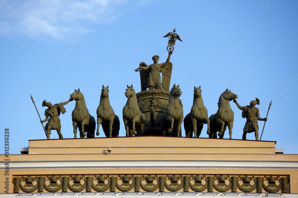 Obraz premium The Quadriga on the General Staff Building on the Palace Square in Saint Petersburg, Russia