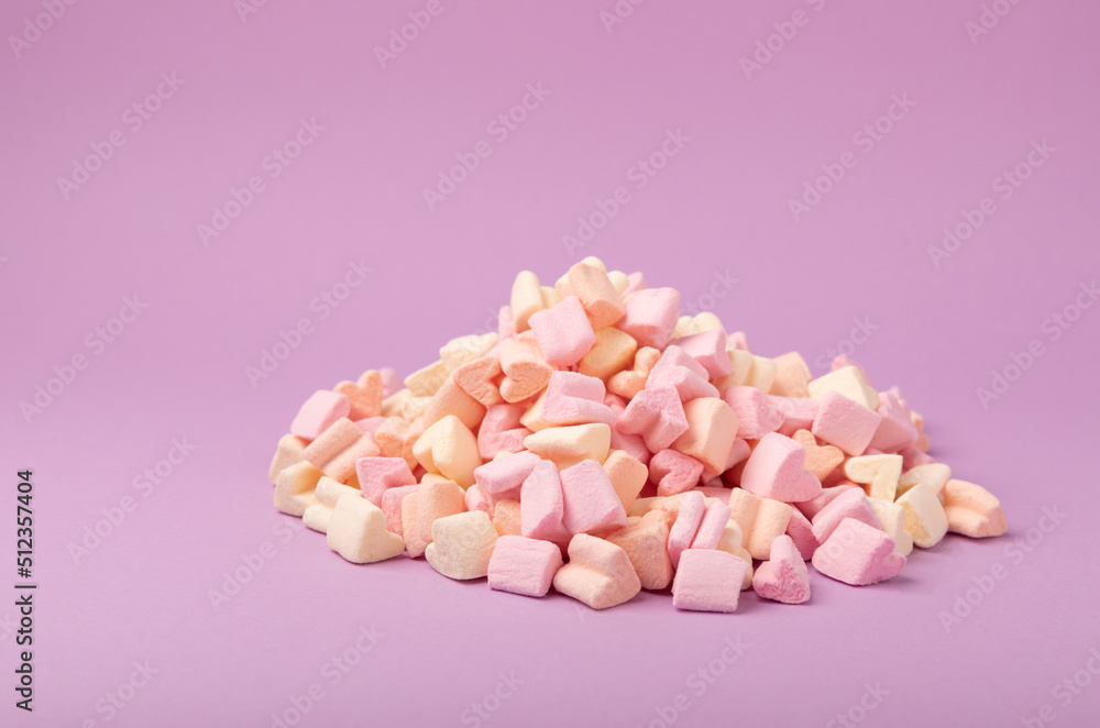 Marshmallow on a lilac background.Closeup strawberry flavored chewy candy.Snacks and snacks for parties.Spice for coffee and cocoa.Winter food concept.Place for text. Marshmallow on a lilac background.Closeup strawberry flavored chewy candy.Snacks and snacks for parties.Spice for coffee and cocoa.Winter food concept.Place for text.