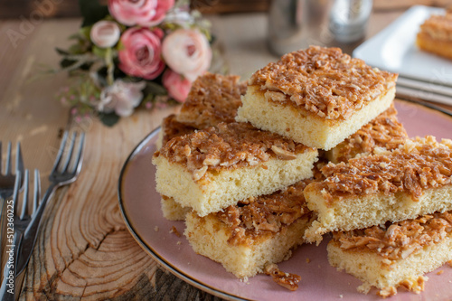 Sponge cake with almonds