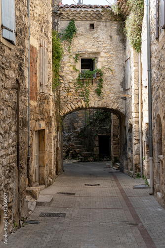 Fototapeta Naklejka Na Ścianę i Meble -  Rue du village médiéval de Cruas en Ardèche