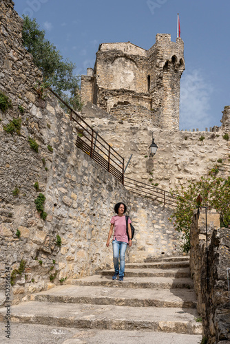 Touriste visitant le château des moines de Cruas