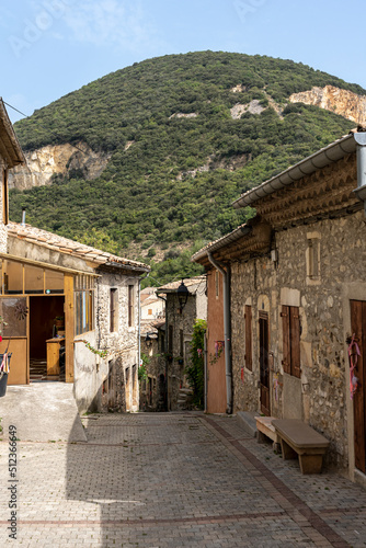 Rue du village médiéval de Cruas en Ardèche