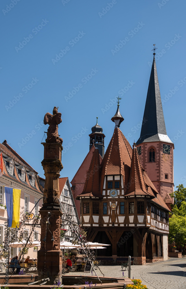 Michelstadt im Odenwald, Wahrzeichen historisches Rathaus mit Marktbrunnen.