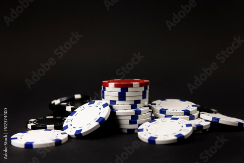 roter Poker Chip inmitten von schwarzen und weißen