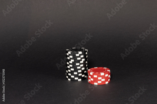 Stapel roter und weißer Pokerchips