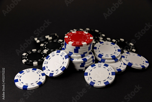 roter Poker Chip inmitten von schwarzen und weißen