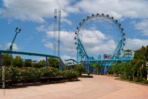 Ferris wheel that is not yet open to customers