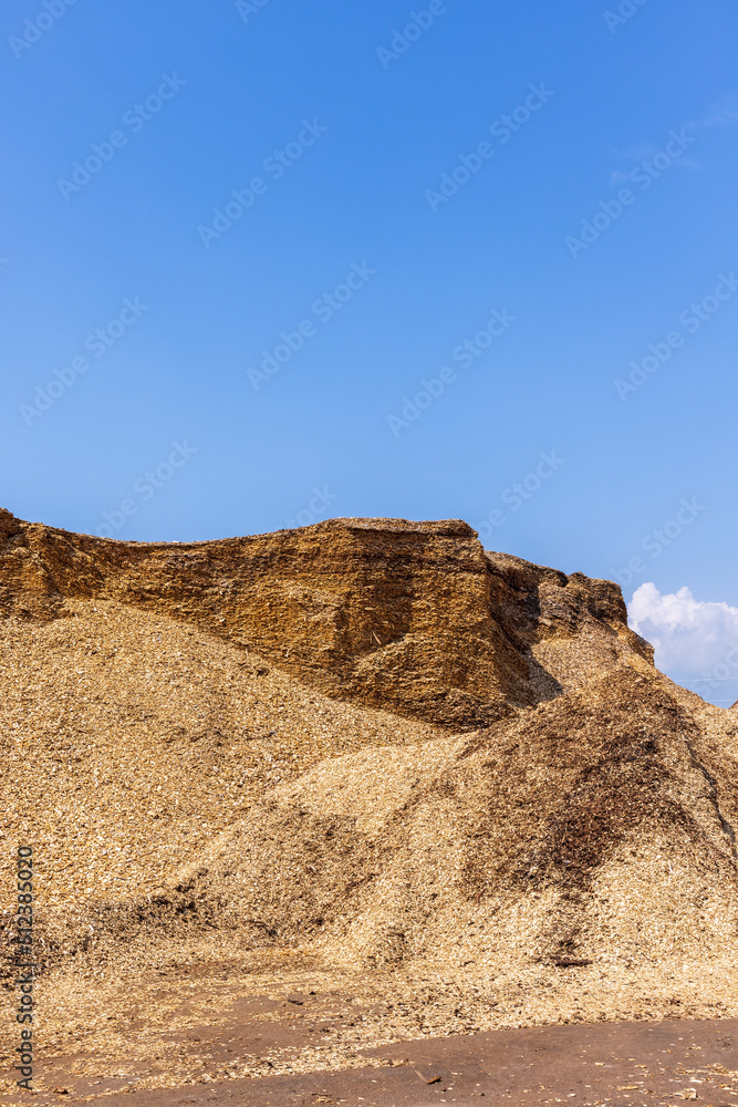 Storage of wood chips in piles for drying