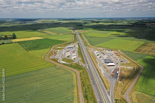 Dwie stacje benzynowe przy autostradzie