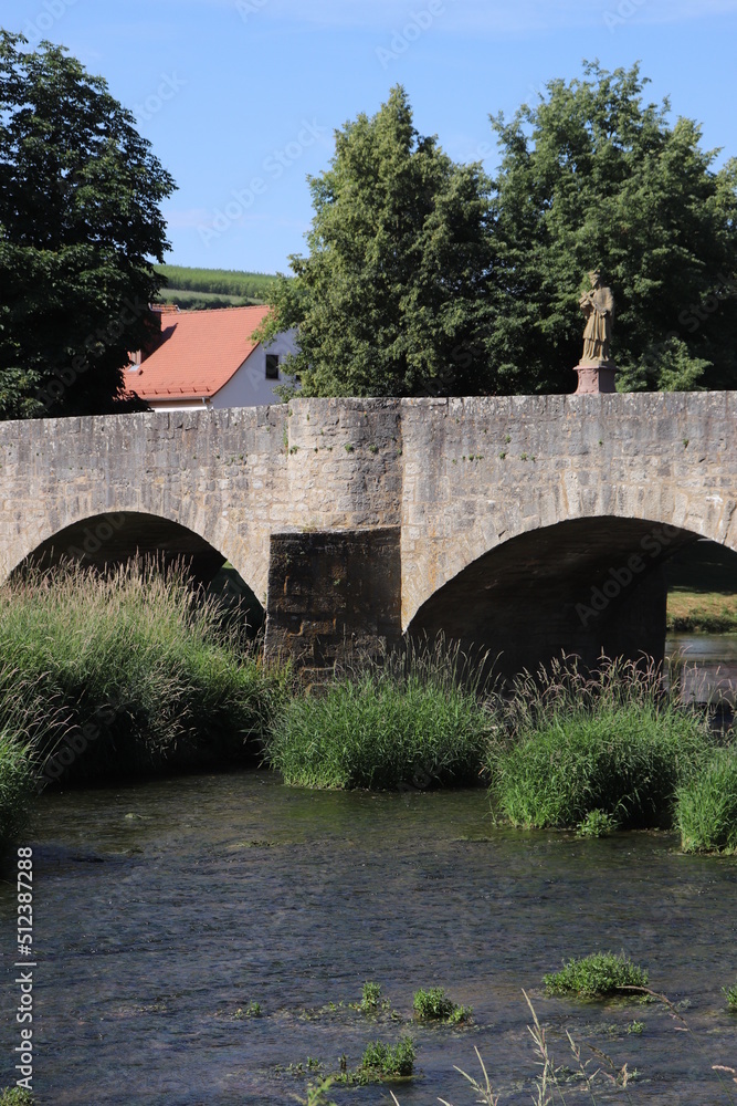 historische alte Brücke über die Tauber in Tauberrettersheim Tauberfranken 