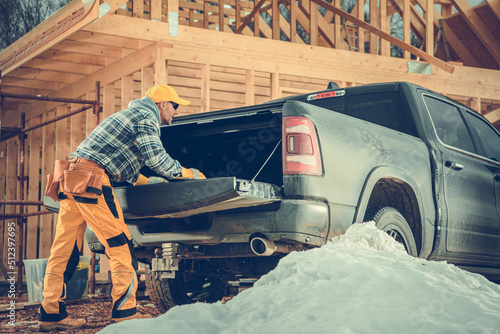 Fotografía Constructor Preparing the Cargo Bed of His Pickup Truck for the Load