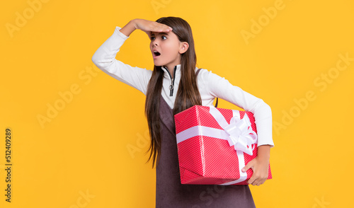 Fotografie, Tablou amazed kid with present box on yellow background
