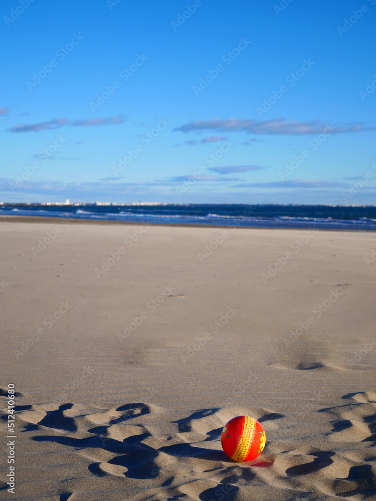 jouer au ballon sur la plage en été jouer au ballon sur la plage en été