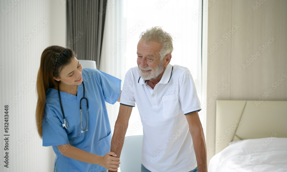 Obraz premium Doctors help elderly patients with symptoms of depression and other complications by taking the patient out to breathe air outside the room.