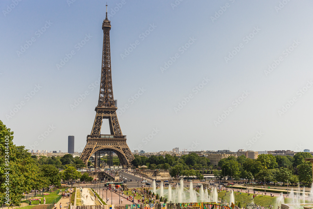 Fototapeta premium Eiffel tower in summer seen from the fountains, Paris, France.