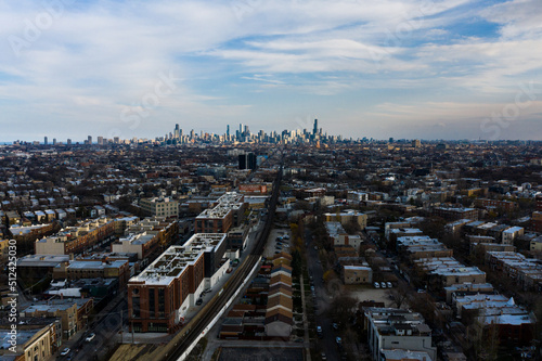 Bild auf Leinwand Chicago skyline seen from Logan Square neighborhood