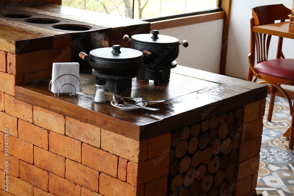 Fogão a Lenha / Panela de Pedra Sabão Stock-Foto | Adobe Stock