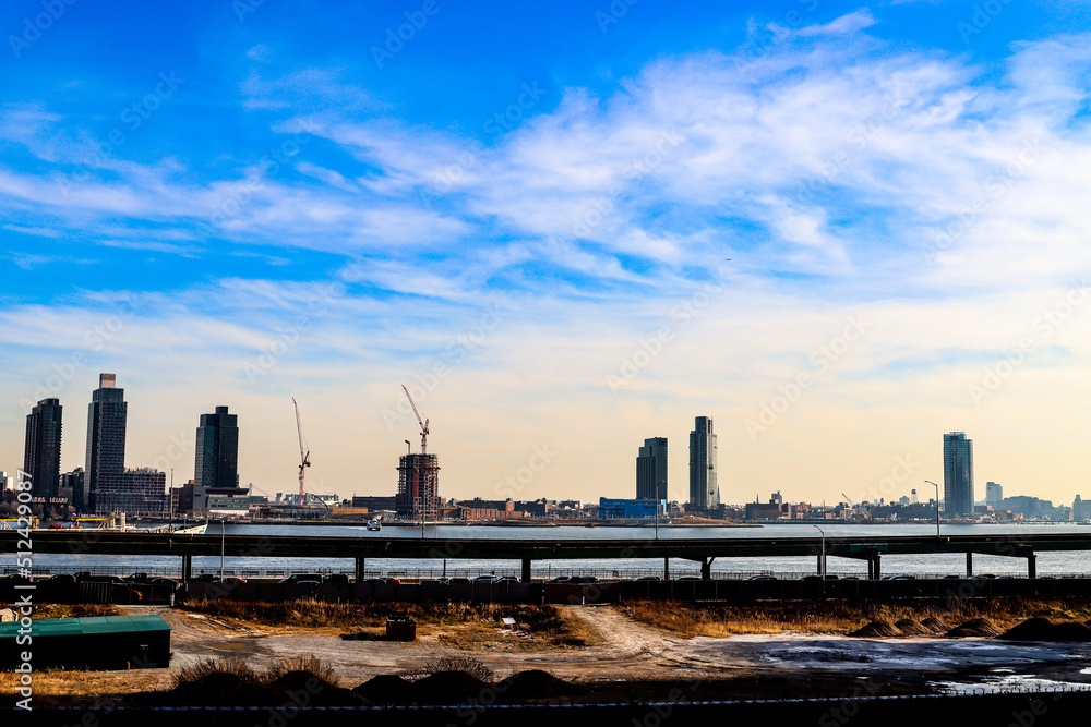 Naklejka premium city skyline at sunset