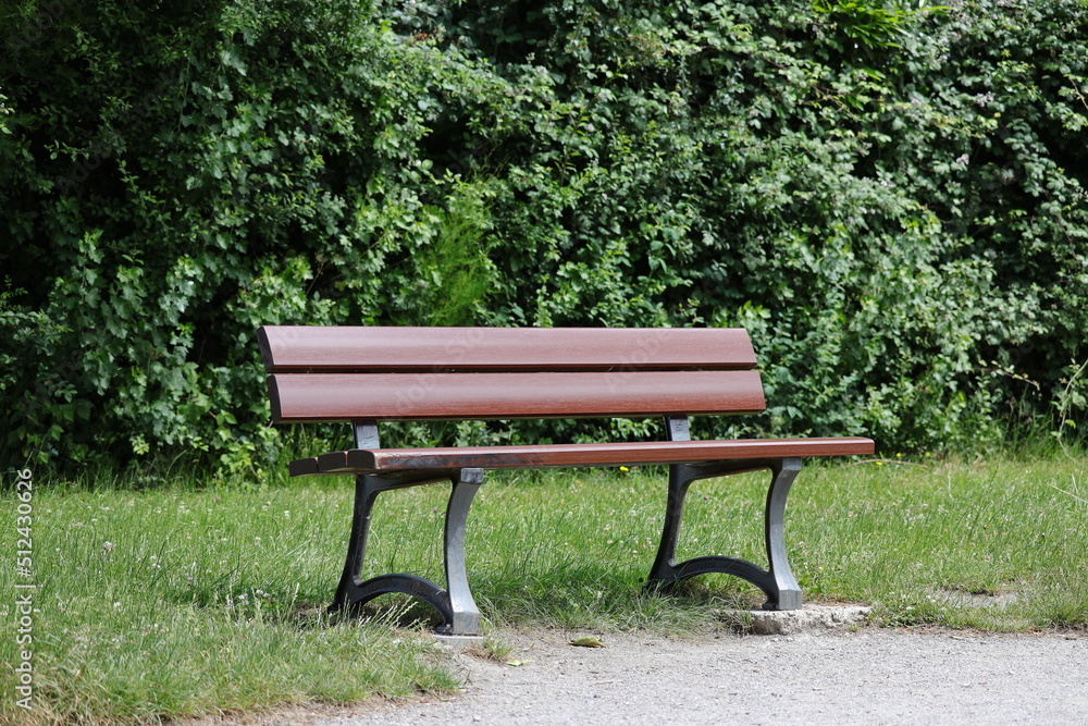 Un banc de parc pour une détente en promenade Un banc de parc pour une détente en promenade