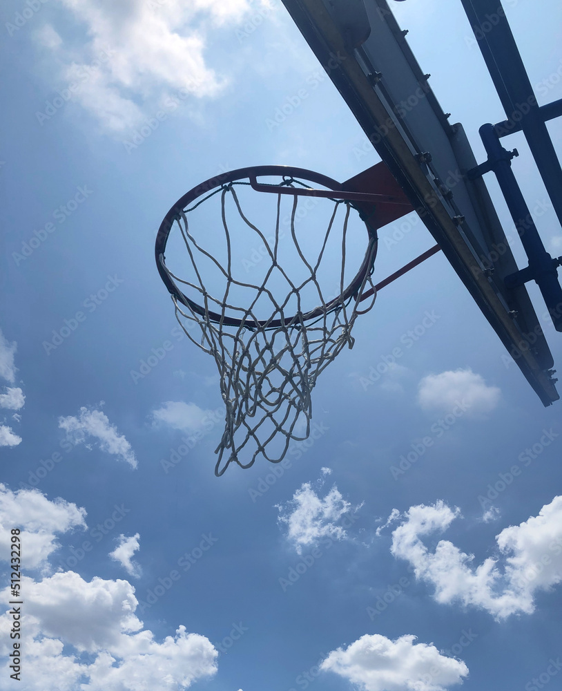 青空の下、バスケットボールのゴール