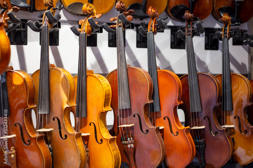 Naklejka premium Showcase with violins in music store