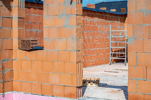 Bau eines Wohnhauses mit modernen Mauerziegeln photo
