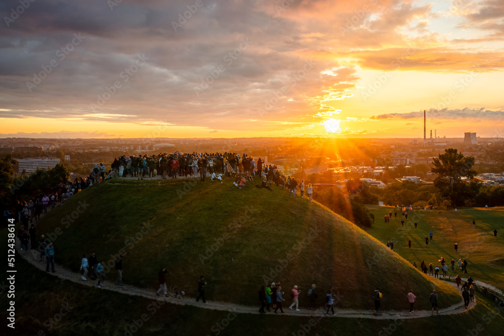 Obraz na płótnie Welcome to summer - sunrise over Krakus Mound in Krakow, Poland. w salonie