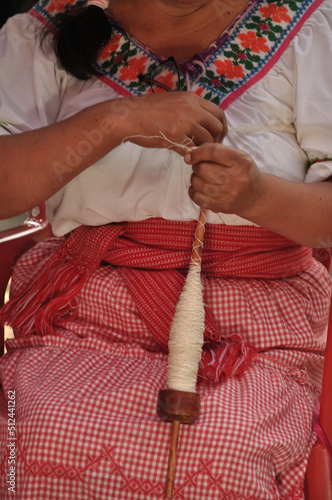 hilando con fibra de penca de maguey para tejer prendas de uso diario y de vestir ayates vale del mezquital hidalgo México 