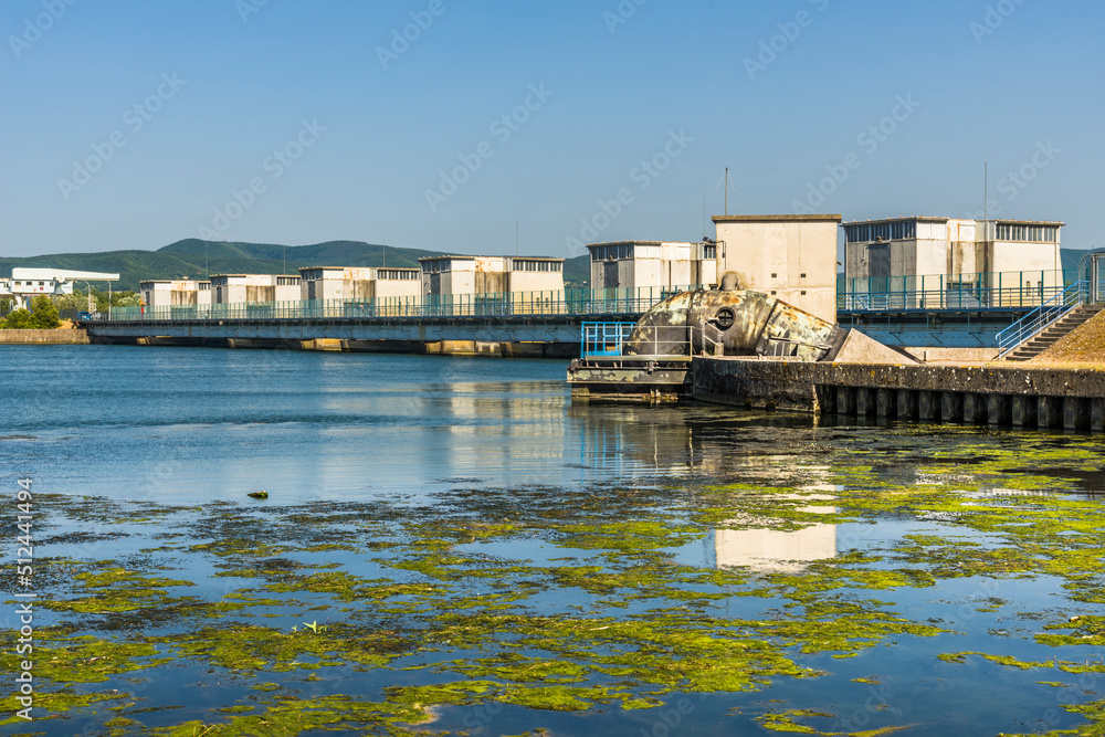 Le Rhône avec barrage