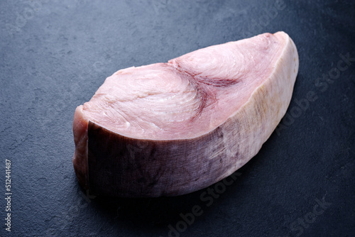 Rohes Schwerfisch Steak angeboten als close-up auf einem schwarzen Board