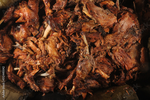 pollos y conejos horneados en barbacoa puestos en pozo cubiertos con penca de maguey valle del mezquital hidalgo México 
