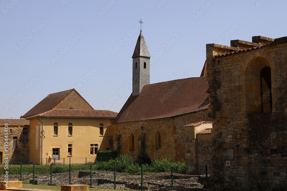 Fototapeta premium L'abbaye bénédictine Saint Fortuné de Charlieu, de style roman, vue de l'extérieur, ville de Charlieu, département de la Loire, France
