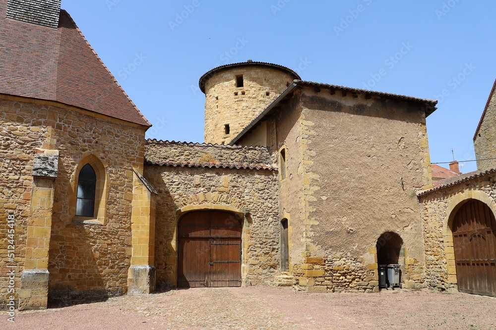 L'abbaye bénédictine Saint Fortuné de Charlieu, de style roman, vue de l'extérieur, ville de Charlieu, département de la Loire, France