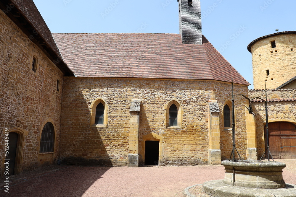 L'abbaye bénédictine Saint Fortuné de Charlieu, de style roman, vue de l'extérieur, ville de Charlieu, département de la Loire, France