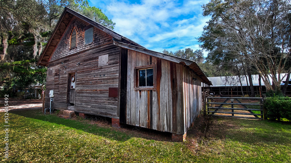 Obraz premium Old Wood Barn House with Blue Skies Background