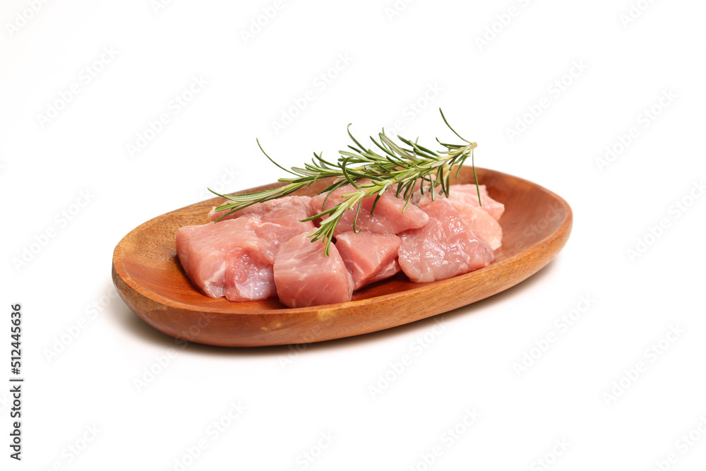 木製の皿にのせた生の豚肉