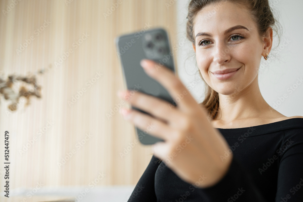 Female designer training online uses phone, coworking space place rental Female designer training online uses phone, coworking space place rental