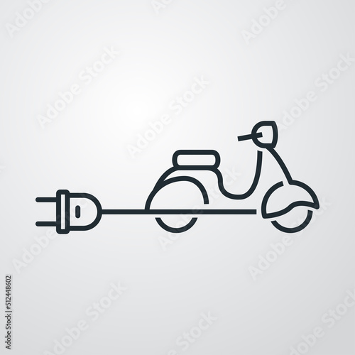 Logo scooter eléctrico. Vector con silueta de moto con enchufe con cable. Icono lineal. Fondo gris