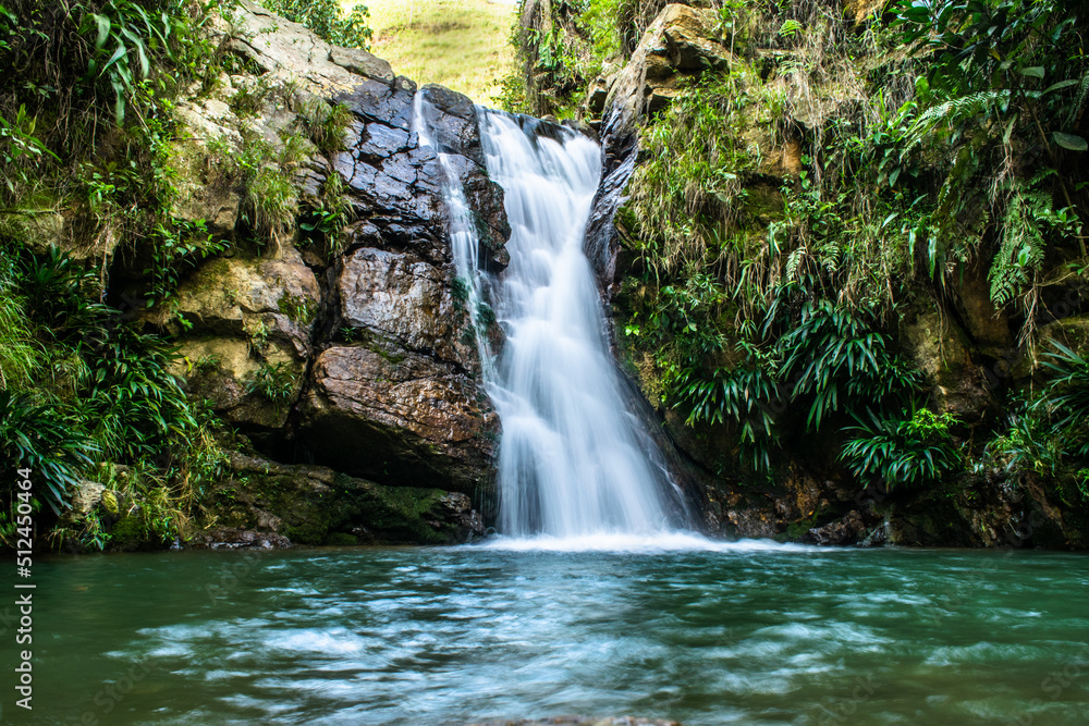 Cascada paradisiaca en un poso. Santander, Colombia Cascada paradisiaca en un poso. Santander, Colombia
