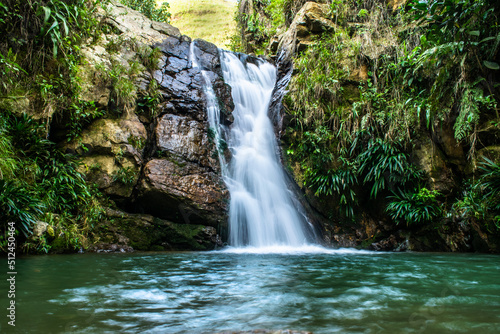 Cascada paradisiaca en un poso. Santander, Colombia