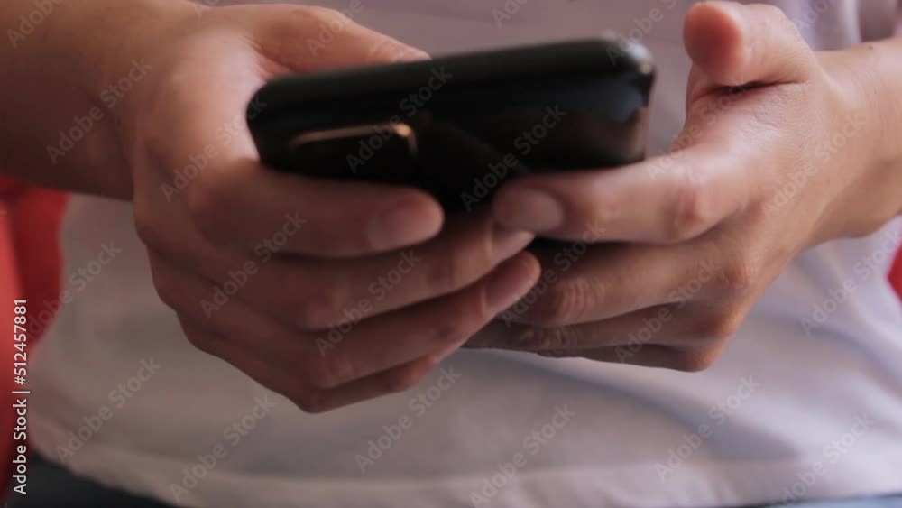 Manos de una persona usando su celular Manos de una persona usando su celular